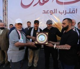 تكرم عوائل شهداء معركة سيف القدس خلال مهرجان سيف القدس اقترب الوعد (43)
