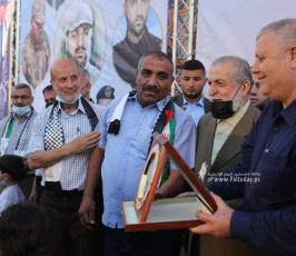 تكرم عوائل شهداء معركة سيف القدس خلال مهرجان سيف القدس اقترب الوعد (37)