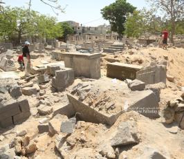 بناء قبور دمرها الاحتلال خلال العدوان الأخير (4)