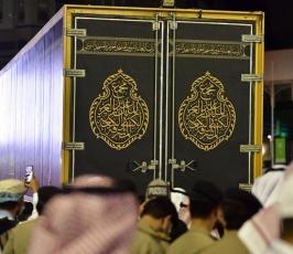 كسوة الكعبة المشرفة بأخرى جديدة (4)