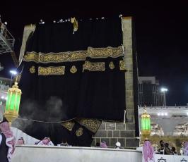 كسوة الكعبة المشرفة بأخرى جديدة (3)