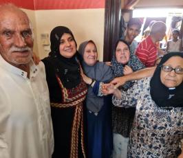  مها الحصيني (51 عاما) من خانيونس تحصل على نسبة  91.9% بنتائج الثانوية العامة بعد تقدمها إليها هذا العام (5)