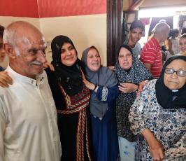  مها الحصيني (51 عاما) من خانيونس تحصل على نسبة  91.9% بنتائج الثانوية العامة بعد تقدمها إليها هذا العام (6)