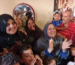  مها الحصيني (51 عاما) من خانيونس تحصل على نسبة  91.9% بنتائج الثانوية العامة بعد تقدمها إليها هذا العام (1)