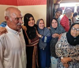  مها الحصيني (51 عاما) من خانيونس تحصل على نسبة  91.9% بنتائج الثانوية العامة بعد تقدمها إليها هذا العام (4)