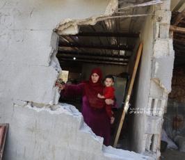 أضرارًا كبيرة في منازل وممتلكات المواطنين جراء القصف الإسرائيلي الليلة  (8)