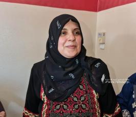  مها الحصيني (51 عاما) من خانيونس تحصل على نسبة  91.9% بنتائج الثانوية العامة بعد تقدمها إليها هذا العام (7)