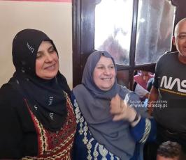  مها الحصيني (51 عاما) من خانيونس تحصل على نسبة  91.9% بنتائج الثانوية العامة بعد تقدمها إليها هذا العام (2)