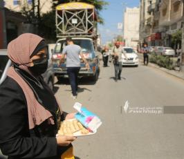العمل النسائي في غزة توزع الحلوى على ابناء شعبنا ابتهاجًا  لعملية انتزاع الحرية من سجن جلبوع (1)