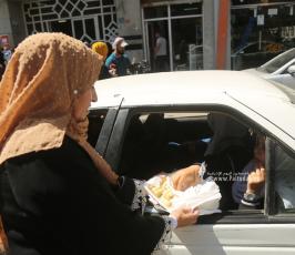 العمل النسائي في غزة توزع الحلوى على ابناء شعبنا ابتهاجًا  لعملية انتزاع الحرية من سجن جلبوع (4)
