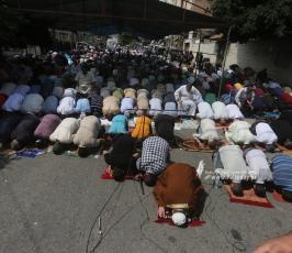 صلاة الجمعة أمام مقر الصليب الأحمر  تضامنًا مع الأسرى (44)