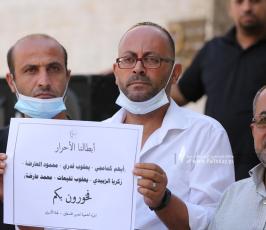 مهجة القدس توزع الحلوى على أهالي الأسرى في الصليب الأحمر بغزة بهجة بهروب اسرى جلبوع (15)