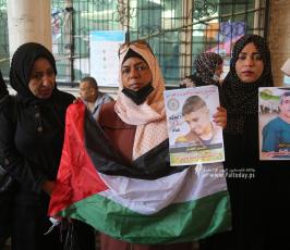 بالصوراعتصام اهالى الأسرى الأسبوعي أمام مقر الصليب الأحمر بغزة (3)