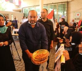 مهجة القدس توزع الحلوى على أهالي الأسرى في الصليب الأحمر بغزة بهجة بهروب اسرى جلبوع (11)
