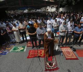 صلاة الجمعة أمام مقر الصليب الأحمر  تضامنًا مع الأسرى (43)