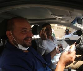 العمل النسائي في غزة توزع الحلوى على ابناء شعبنا ابتهاجًا  لعملية انتزاع الحرية من سجن جلبوع (13)