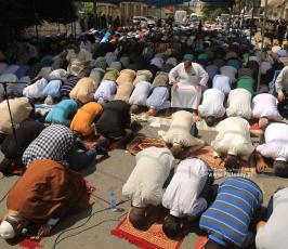 صلاة الجمعة أمام مقر الصليب الأحمر  تضامنًا مع الأسرى (41)