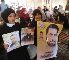 بالصوراعتصام اهالى الأسرى الأسبوعي أمام مقر الصليب الأحمر بغزة (2)