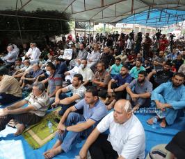 صلاة الجمعة أمام مقر الصليب الأحمر بغزة نصرة للأسرى  (2)