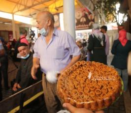 مهجة القدس توزع الحلوى على أهالي الأسرى في الصليب الأحمر بغزة بهجة بهروب اسرى جلبوع (1)
