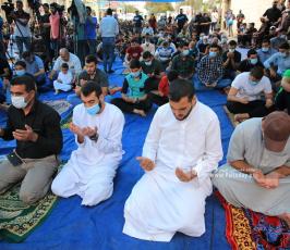 صلاة الجمعة امام مقر الصليب الاحمر بغزة تضامنا مع الاسرى (20)