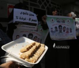 العمل النسائي في غزة توزع الحلوى على ابناء شعبنا ابتهاجًا  لعملية انتزاع الحرية من سجن جلبوع (11)