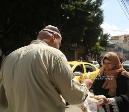العمل النسائي في غزة توزع الحلوى على ابناء شعبنا ابتهاجًا  لعملية انتزاع الحرية من سجن جلبوع (5)