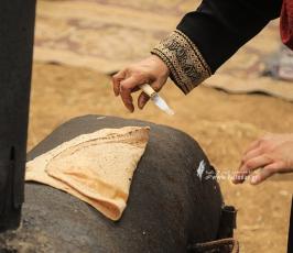 فلسطينيات يعددن الخبز على الصاج  خلال افتتاح موسم جني الزيتون بغزة (10)