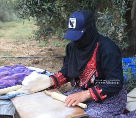 فلسطينيات يعددن الخبز على الصاج  خلال افتتاح موسم جني الزيتون بغزة (4)