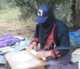 فلسطينيات يعددن الخبز على الصاج  خلال افتتاح موسم جني الزيتون بغزة (5)