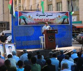  صلاة الجمعة أمام الصليب الاحمر بغزة نصرة لـ أسرى الجهاد المضربين عن الطعام  (34)