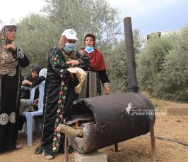 فلسطينيات يعددن الخبز على الصاج  خلال افتتاح موسم جني الزيتون بغزة (8)