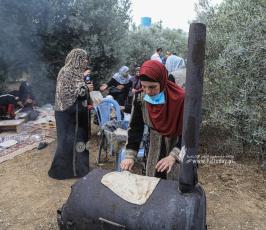 فلسطينيات يعددن الخبز على الصاج  خلال افتتاح موسم جني الزيتون بغزة (1)
