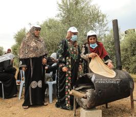 فلسطينيات يعددن الخبز على الصاج  خلال افتتاح موسم جني الزيتون بغزة (9)
