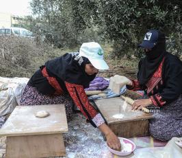 فلسطينيات يعددن الخبز على الصاج  خلال افتتاح موسم جني الزيتون بغزة (6)