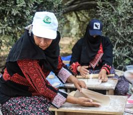 فلسطينيات يعددن الخبز على الصاج  خلال افتتاح موسم جني الزيتون بغزة (7)
