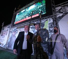 القائد الجعبرى يتسلم درع سيف القدس من عائلة الشهيد بهاء ابو العطا (1)