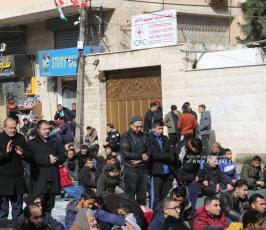 صلاة الجمعة أمام مقر الصليب الأحمر نصرة للأسرى (2)