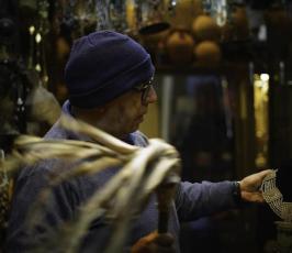 المقدسي محمود أبو عيد يستعرض بعض من المقتنيات الأثرية النادرة بمحله في البلدة القديمة‎‎ بالقدس (7)