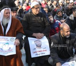 صلاة الجمعة أمام مقر الصليب الأحمر نصرة للأسرى (5)