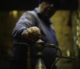 المقدسي محمود أبو عيد يستعرض بعض من المقتنيات الأثرية النادرة بمحله في البلدة القديمة‎‎ بالقدس (2)