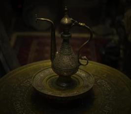 المقدسي محمود أبو عيد يستعرض بعض من المقتنيات الأثرية النادرة بمحله في البلدة القديمة‎‎ بالقدس (1)