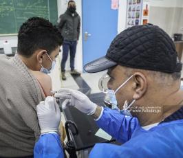  تطعيم طلبة المدارس في غزة (7)