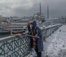 عاصفة ثلجية تضرب تركيا وتعطل الحياة فيها (1)