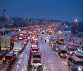 عاصفة ثلجية تضرب تركيا وتعطل الحياة فيها (7)