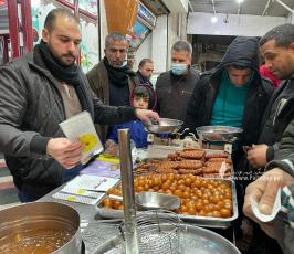 العوامة .. الحلوى الدافئة التي تُرافق شتاء الغزيين (9)