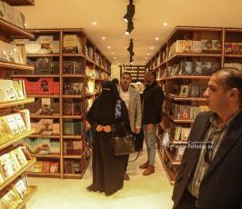  مكتبة سمير منصور أحد أكبر المكتبات في قطاع غزة (2)
