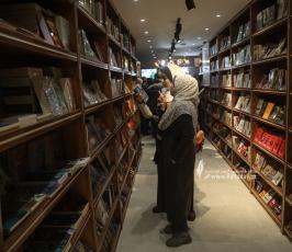  مكتبة سمير منصور أحد أكبر المكتبات في قطاع غزة (4)