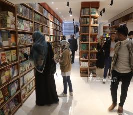  مكتبة سمير منصور أحد أكبر المكتبات في قطاع غزة (5)