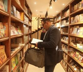  مكتبة سمير منصور أحد أكبر المكتبات في قطاع غزة (15)